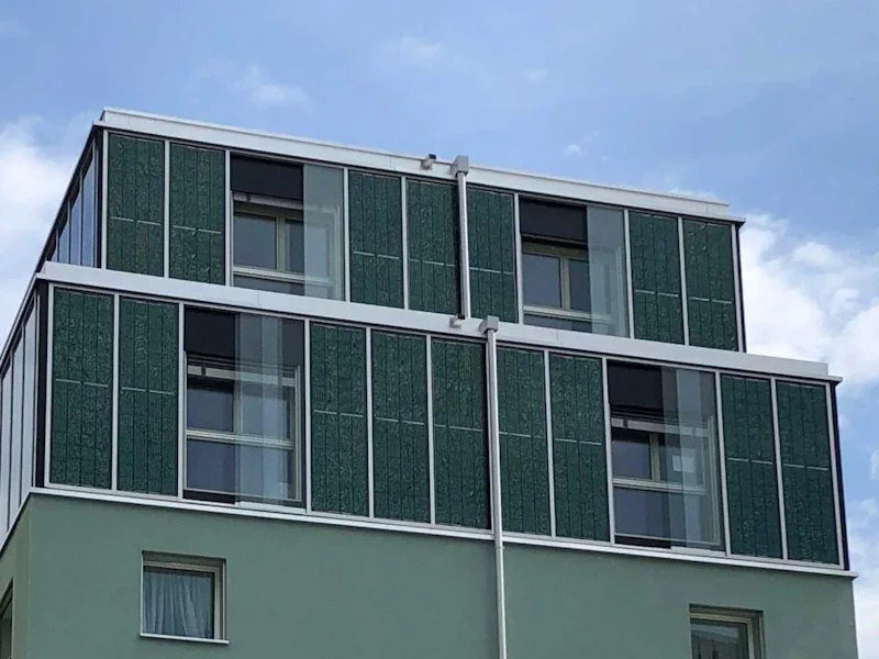 Panneaux solaires sur les façades de immeuble surélevé et rénové à la Route de Berne à Lausanne